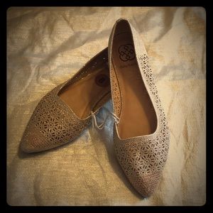 Daisy Fuentes Gold Pointed Flats